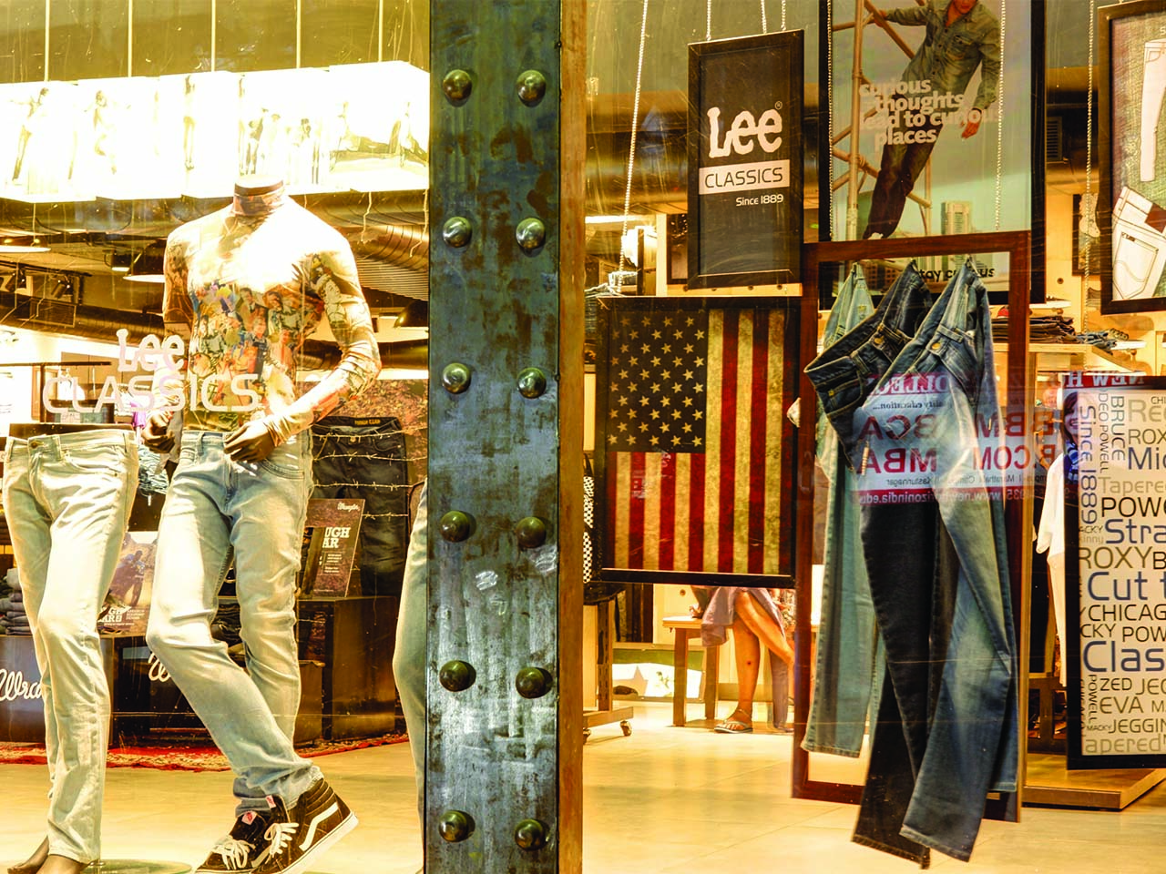 Window Display at LEE apparel retail store desgined by StudioJ displaying mannequins